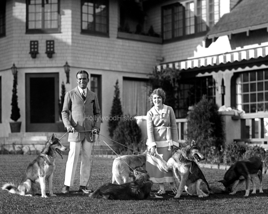 Pickfair Estate 1922 1143 Summit Drive Mary Pickford and Douglas Fairbanks wm.jpg